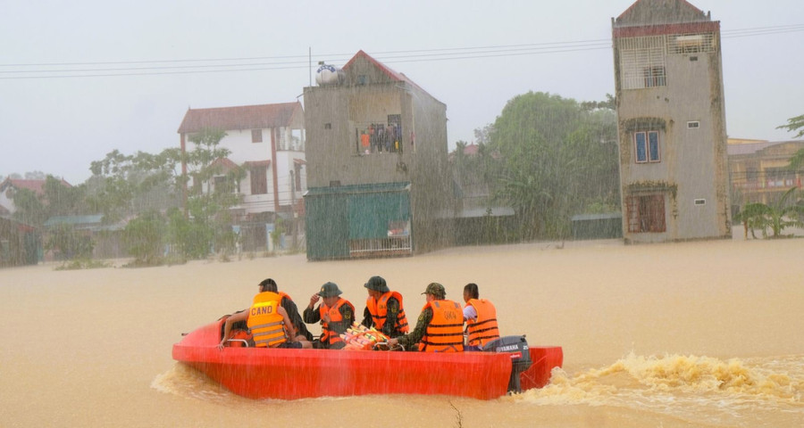 Lực lượng chức năng liên tục phải dùng ca nô, xuồng máy để sơ tán dân. 6166.jpg