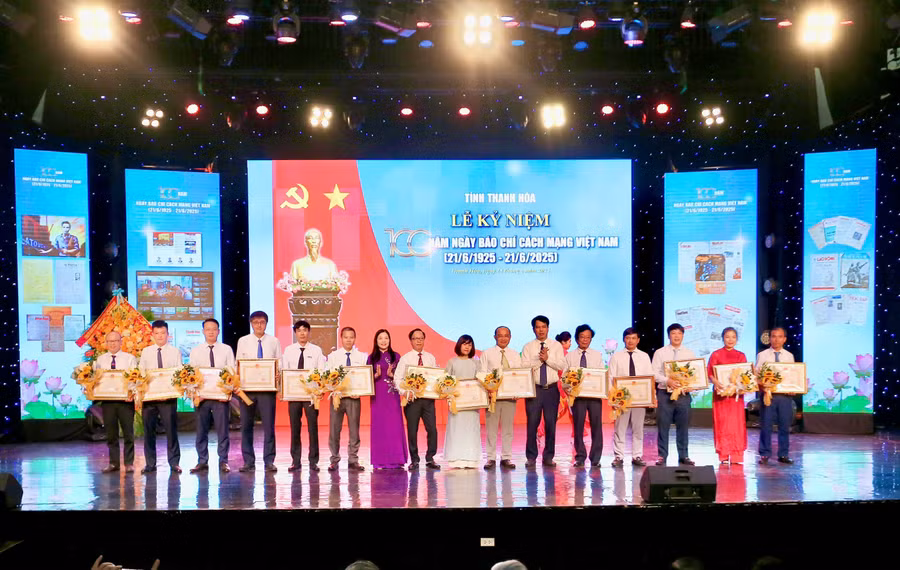 Lãnh đạo tỉnh Thanh Hoá trao Bằng khen cho các cá nhân có thành tích xuất sắc, tiêu biểu trong hoạt động báo chí giai đoạn 2015-2024.