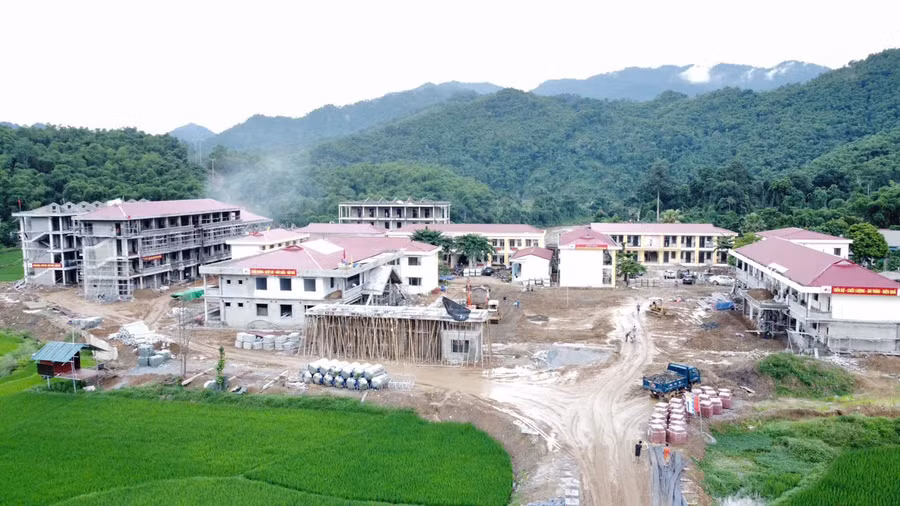 Những khối nhà lớp học đã dần hoàn thiện.