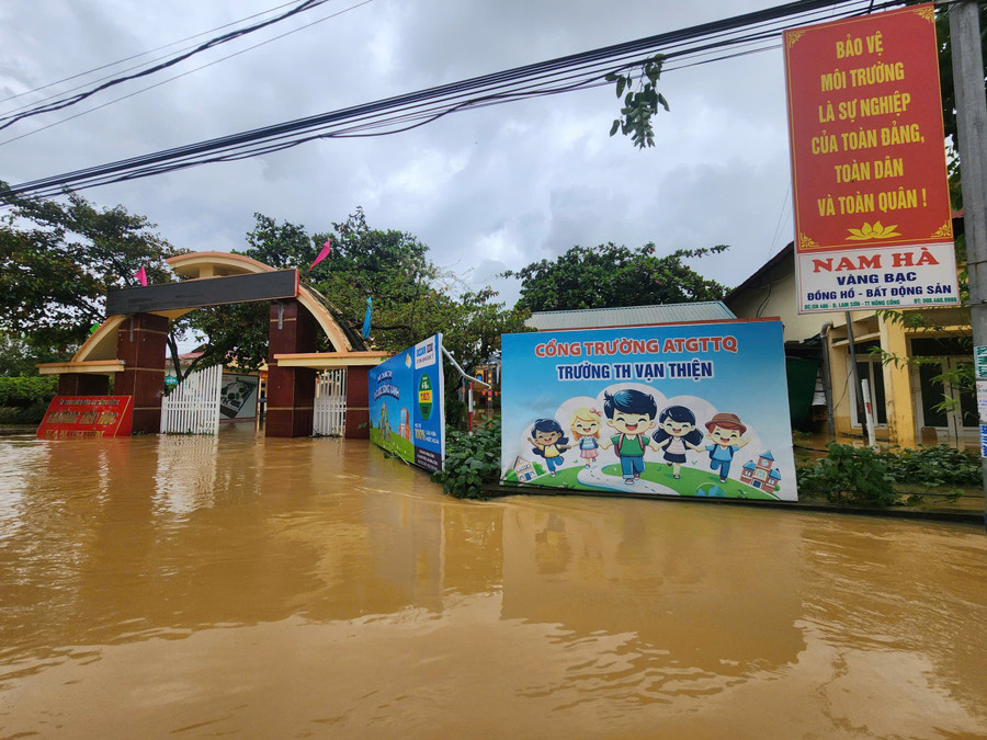 Nhiều trường học trên địa bàn tỉnh vẫn bị ngập sâu trong nước. Trong ngày 1/10, toàn tỉnh Thanh Hoá có 124 cơ sở giáo dục vẫn chưa thể cho học sinh đến lớp. z7065762983414-b6963a85381c6745548cd93b5be0fa07.jpg