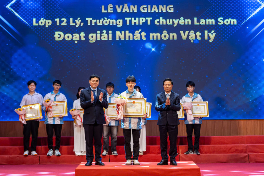 Thanh Hóa trao thưởng cho học sinh, giáo viên có học sinh đoạt giải quốc gia THPT.