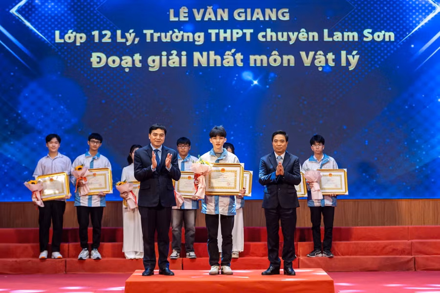 Thanh Hóa trao thưởng cho học sinh, giáo viên có học sinh đoạt giải quốc gia THPT.
