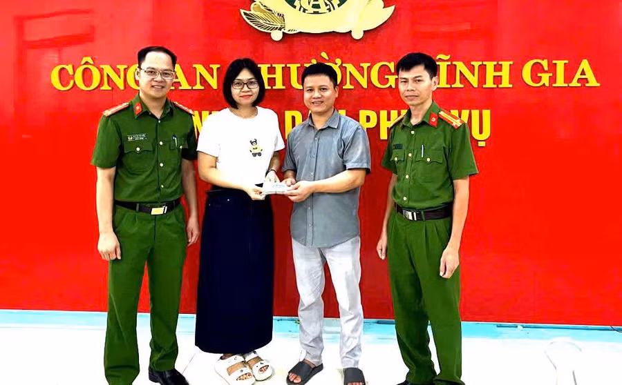 Công an phường Tĩnh Gia cùng cô giáo Lê Thị Huyền trao lại số tiền cho chủ nhân đã bỏ quên.