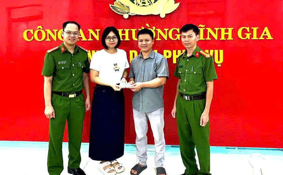 Công an phường Tĩnh Gia cùng cô giáo Lê Thị Huyền trao lại số tiền cho chủ nhân đã bỏ quên.