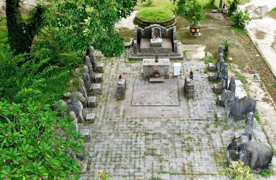 Khu lăng mộ đá cổ tọa lạc trong cụm Di tích nghệ thuật và thắng cảnh núi An Hoạch.