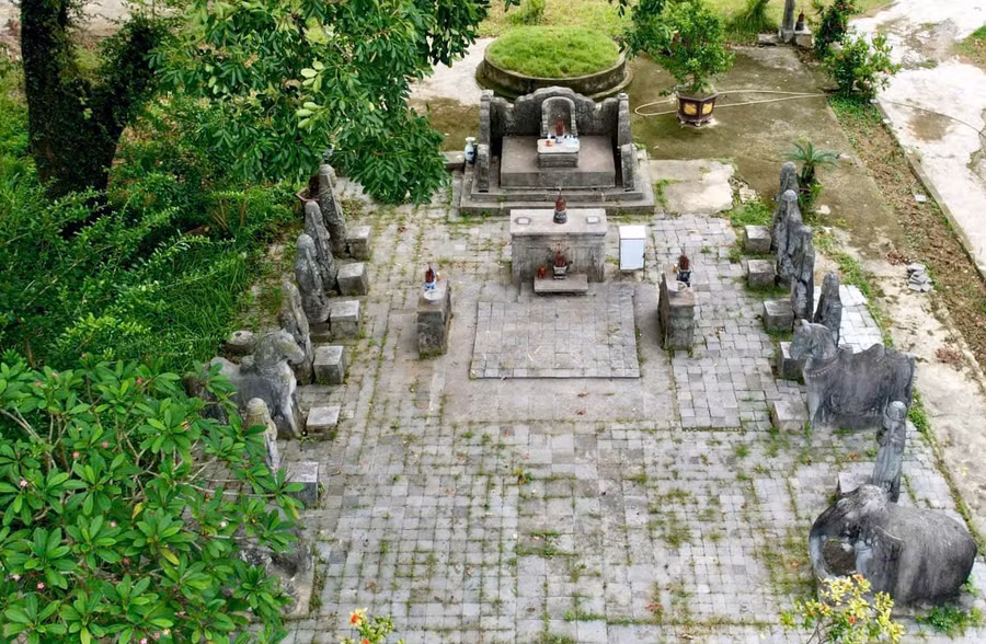 Khu lăng mộ đá cổ tọa lạc trong cụm Di tích nghệ thuật và thắng cảnh núi An Hoạch.