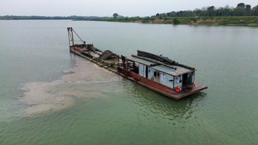 Một chiếc tàu hút cát trái phép trên sông Mã.