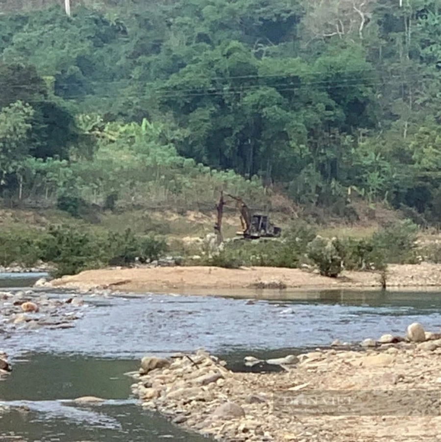 Khai thác cát trái phép trên sông Lò (Quan Sơn).