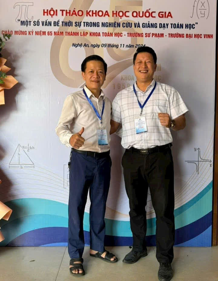Thầy giáo Lê Văn Nam (bìa phải) nhận định đề Toán năm nay khá hay. faec3f03fbd84c8615c9.jpg