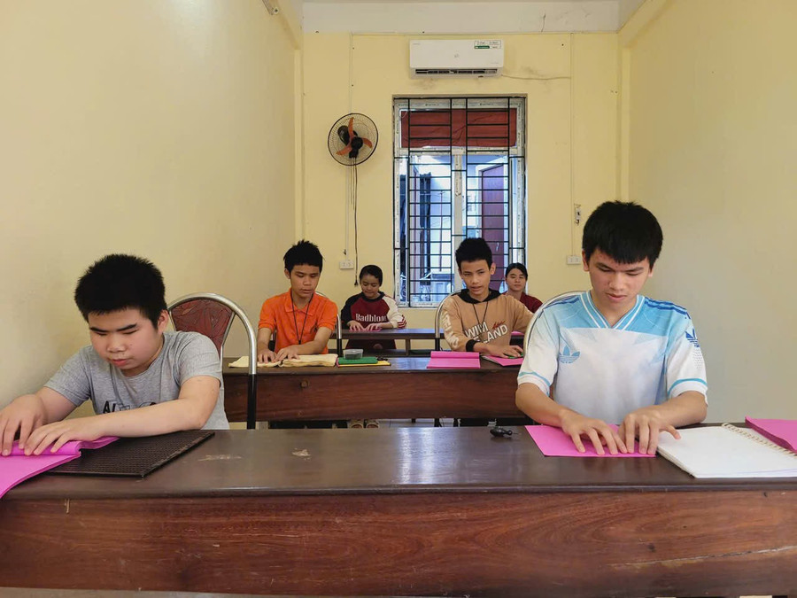 Những đứa trẻ khiếm thị nỗ lực học chữ ở Trung tâm Giáo dục dạy nghề, Hội người mù tỉnh Thanh Hoá.
