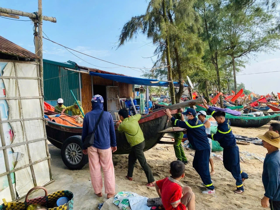Lực lượng chức năng cùng người dân di chuyển tàu, thuyền đến khu vực an toàn.
