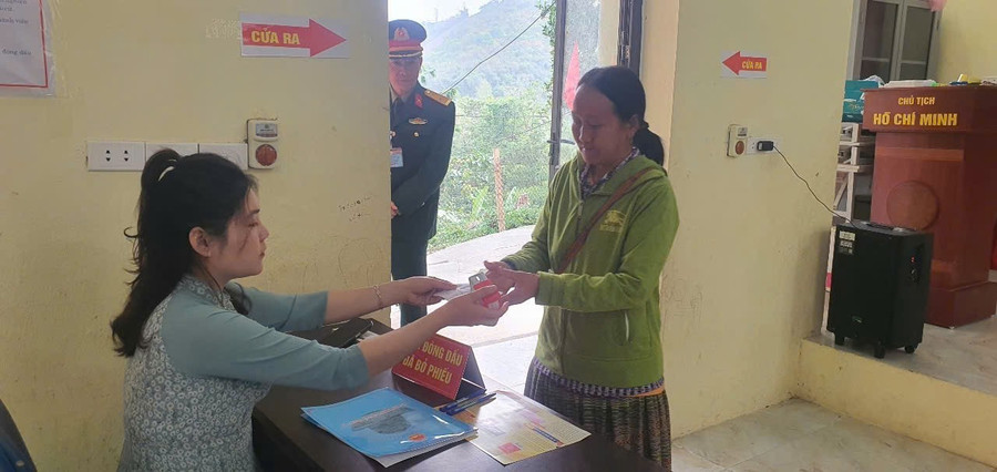 Nhiều cử tri ở xa phải đi bộ đường rừng cả giờ đồng hồ để đến nơi bỏ phiếu.