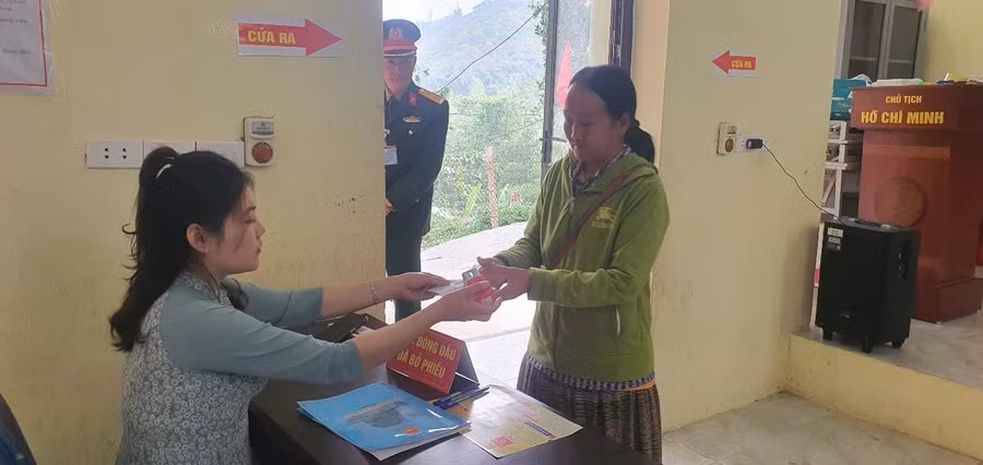 Nhiều cử tri ở xa phải đi bộ đường rừng cả giờ đồng hồ để đến nơi bỏ phiếu.