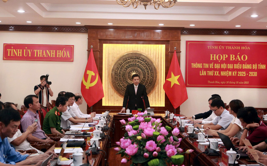 Toàn cảnh buổi họp báo.