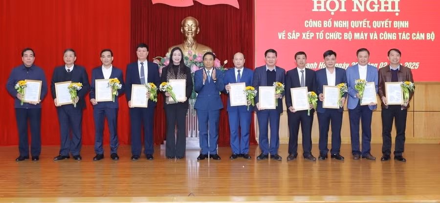 Bí thư Tỉnh ủy Nguyễn Doãn Anh trao quyết định và tặng hoa chúc mừng các đồng chí vừa nhận nhiệm vụ mới.