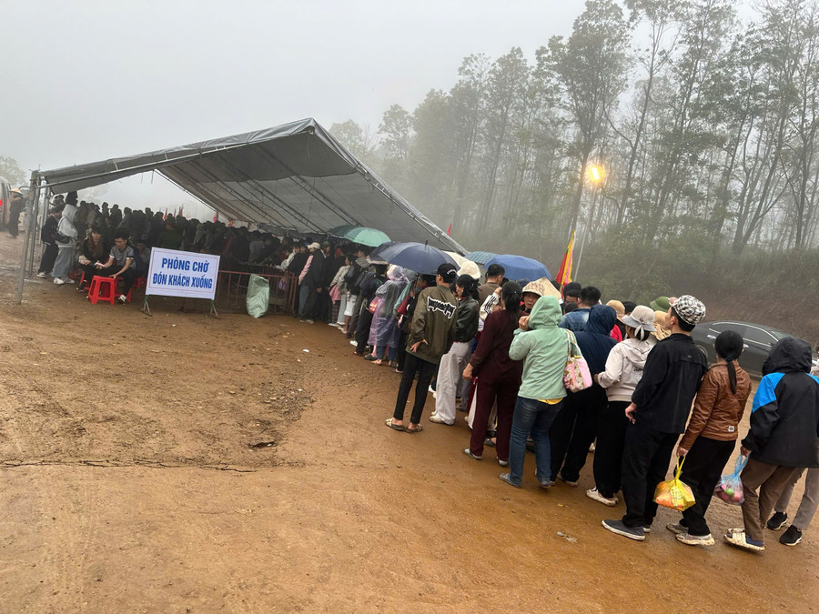 Ngay từ sáng sớm ngày 25/2 (ngày 9 tháng Giêng), hàng nghìn du khách thập phương hành hương về Quần thể di tích lịch sử, văn hóa đền Nưa - Am Tiên thuộc xã Tân Ninh, tỉnh Thanh Hóa để tham dự lễ “mở cổng trời”.