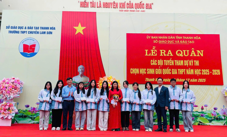 Đội tuyển tham dự kỳ thi chọn học sinh giỏi quốc gia THPT môn Ngữ Văn.