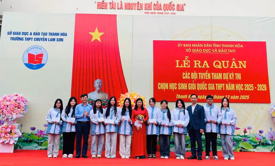 Đội tuyển tham dự kỳ thi chọn học sinh giỏi quốc gia THPT môn Ngữ Văn.