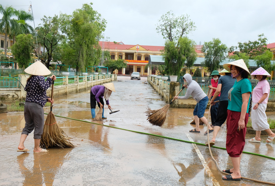 Giáo viên được huy động để tổng vệ sinh trường lớp. dscf0636.jpg