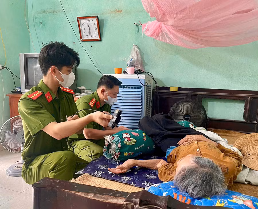 Lực lượng Công an đến các gia đình liệt sĩ có thân nhân già yếu, không đi lại được để thu nhận ADN, xác định danh tính liệt sĩ.