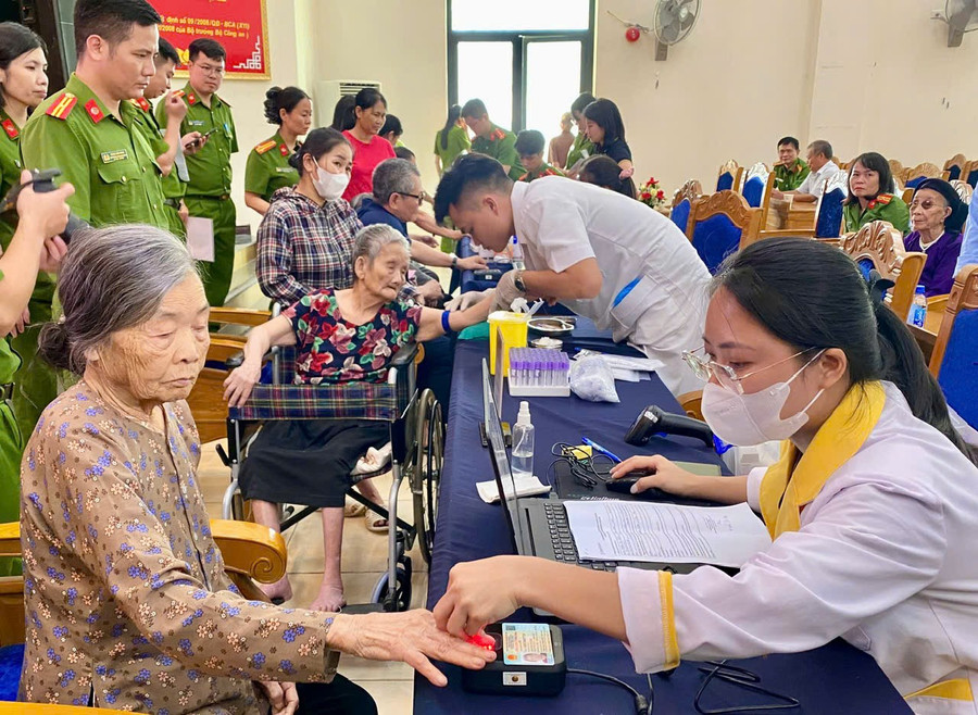 Thu nhận mẫu ADN thân nhân liệt sĩ tại Trạm thu nhận cố định TP Thanh Hoá. gen-h-z6753962546782-ae1964c95f2266db504e36dc956aa1bf.jpg