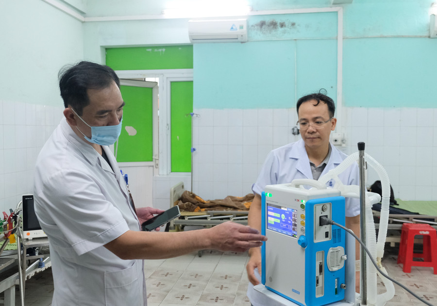 Lãnh đạo bệnh viện kiểm tra trang thiết bị, máy móc "4 tại chỗ" phục vụ cấp cứu bệnh nhân. DSCF2307.JPG