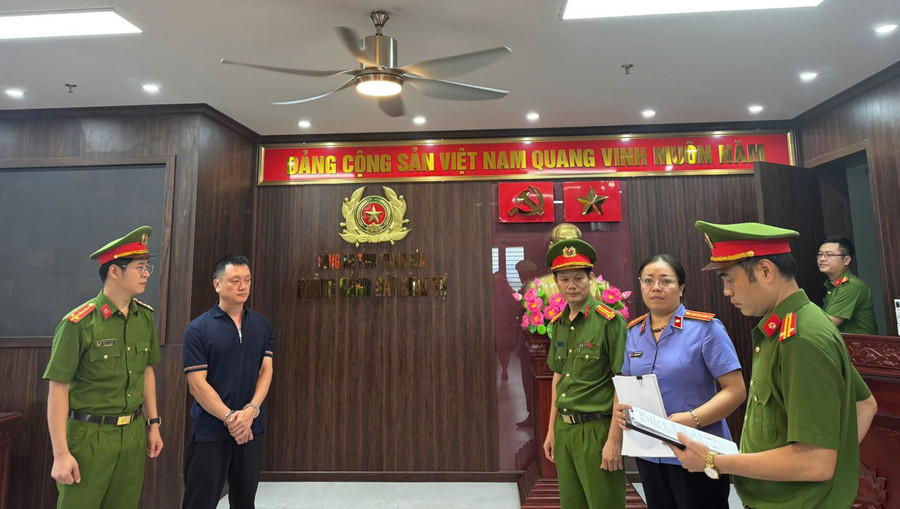Cơ quan Cảnh sát điều tra thi hành Quyết định khởi tố vụ án, khởi tố bị can và bắt tạm giam Nguyễn Văn Vi (tức Vi “ngộ”).