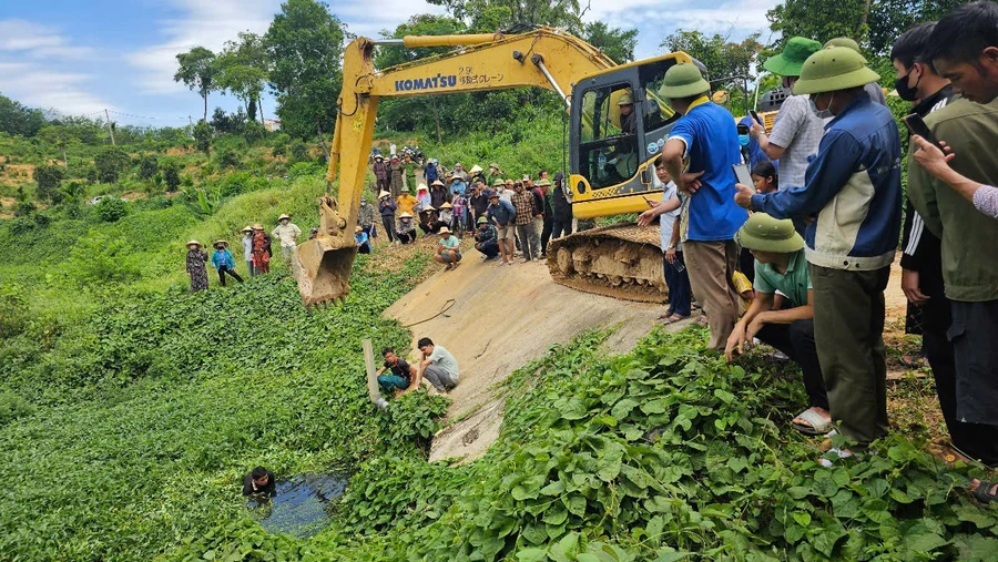 Máy múc tháo dỡ đường ống xả thải tại trang trại lợn gây ô nhiễm ở Thanh Hóa.