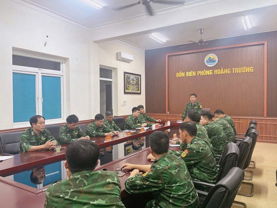 Lực lượng Đồn Biên phòng Hoằng Trường họp triển khai phương án đối phó trước cơn bão Wipha. 3e27cf81f8c2719c28d3.jpg
