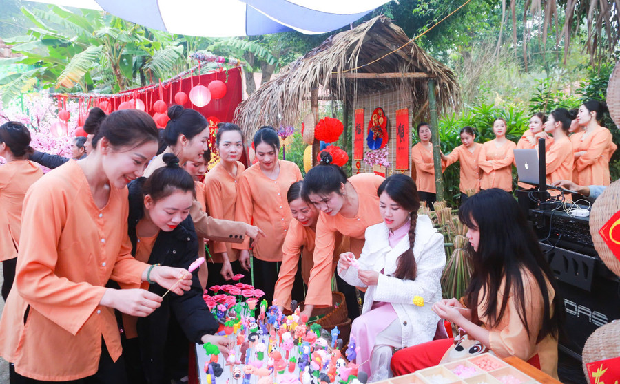 Gian hàng tái hiện không gian xưa.