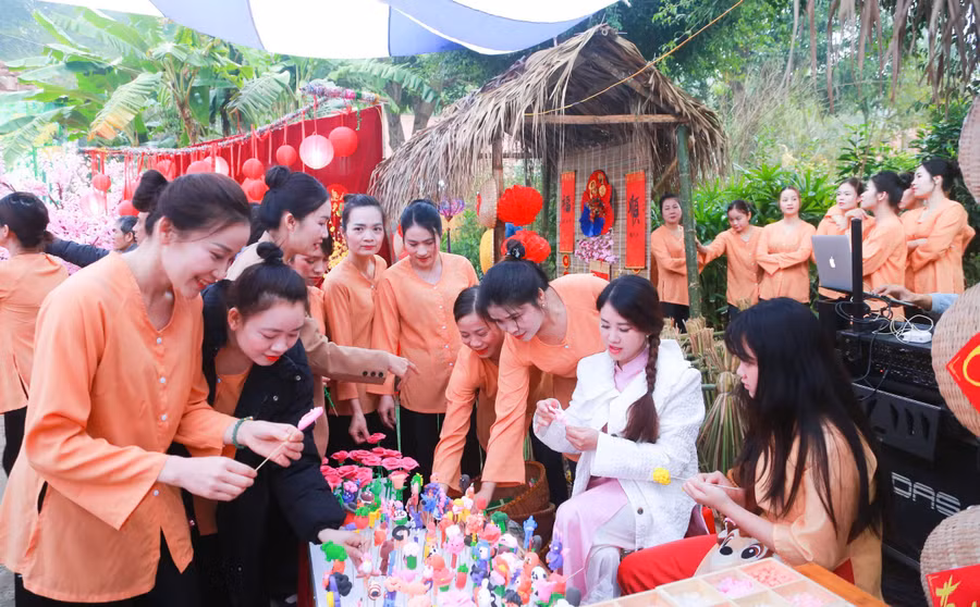 Gian hàng tái hiện không gian xưa.