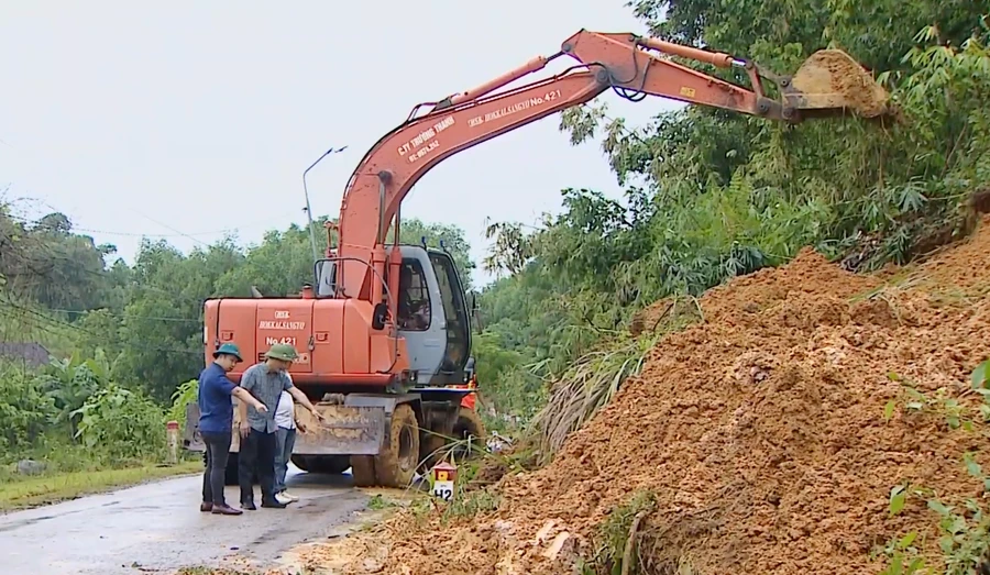 Nỗ lực khắc phục các vị trí sạt lở.