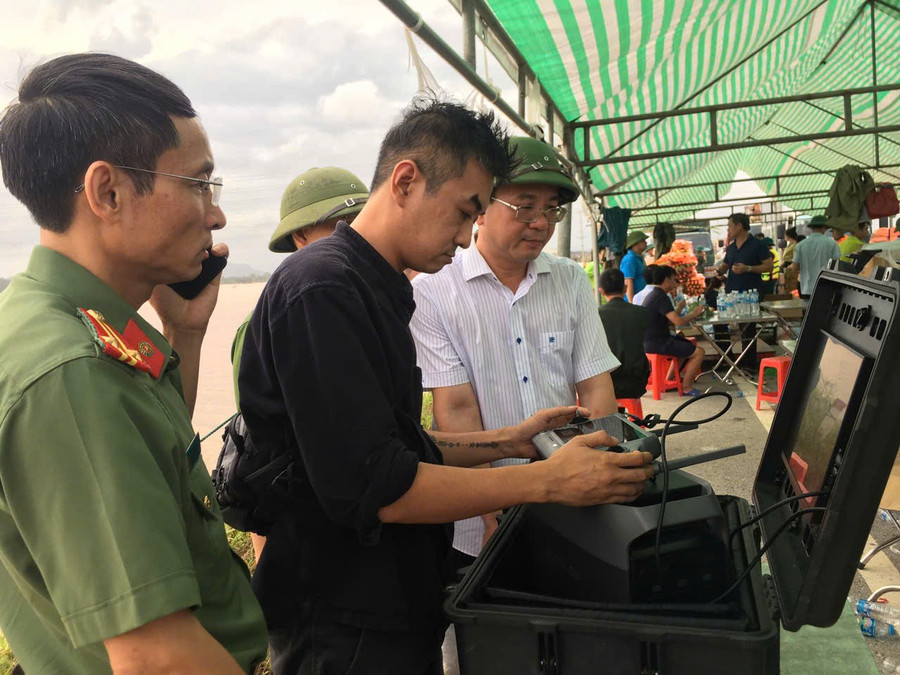 Công an tỉnh Thanh Hóa phải đưa flycam vào sử dụng trong công tác cứu hộ giúp nắm bắt toàn cảnh địa hình, xác định nhanh vị trí người dân đang kêu cứu, theo dõi mực nước, tình trạng sạt lở. z7067657206150-e94c014f260927065176ec7ac6cf2753.jpg