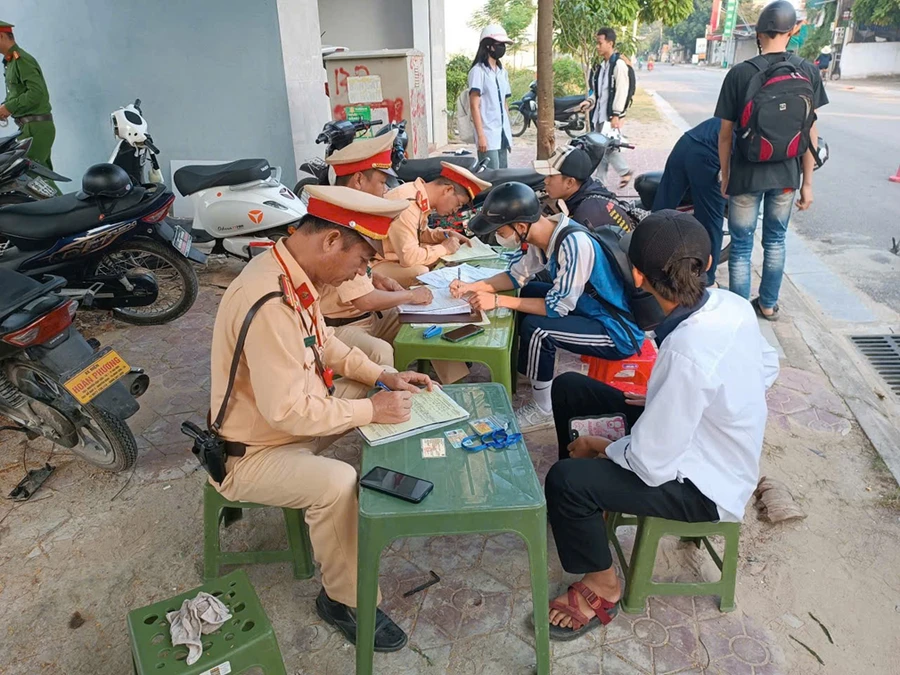 CSGT Thanh Hoá ra quân thực hiện đợt cao điểm đảm bảo trật tự an toàn giao thông cho lứa tuổi học sinh. 