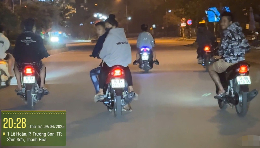 Các nhóm thanh, thiếu niên điều khiển phương tiện không đội mũ bảo hiểm, dàn hàng ngang gây mất TTATGT.