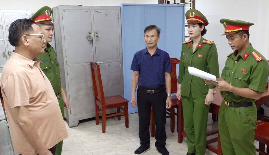 Cơ quan Cảnh sát điều tra Công an tỉnh Thanh Hoá thi hành Lệnh bắt ông Cao Tiến Đoan.