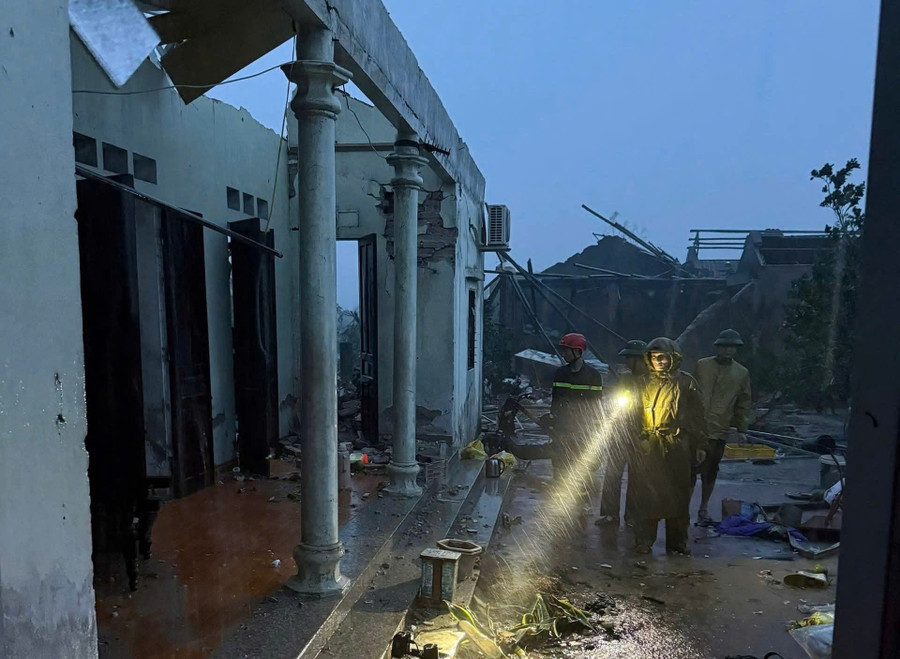 Lực lượng chức năng giải cứu 4 ông cháu mắc kẹt trong căn nhà sập mái. z7060623311138-1ac3b7180772fa3d85dfab8cc88a9c0b.jpg