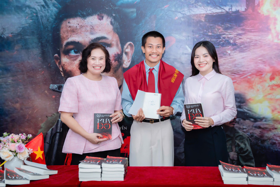 Bà Nguyễn Thị Lan, Phó Chủ tịch HĐQT, nhà sáng lập Hệ thống Giáo dục Nobel School (bìa trái) đón nhận sách "Mưa đỏ" từ diễn viên Phương Nam. c63ee3aeeb2f6071393e.jpg