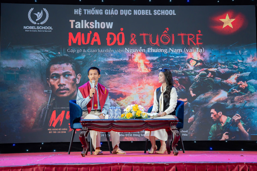 Sau khi được nhà trường tổ chức cho xem phim "Mưa đỏ", học sinh Hệ thống Nobel school được giao lưu với diễn viên Phương Nam (trong vai Tạ). eee912661ae791b9c8f6.jpg