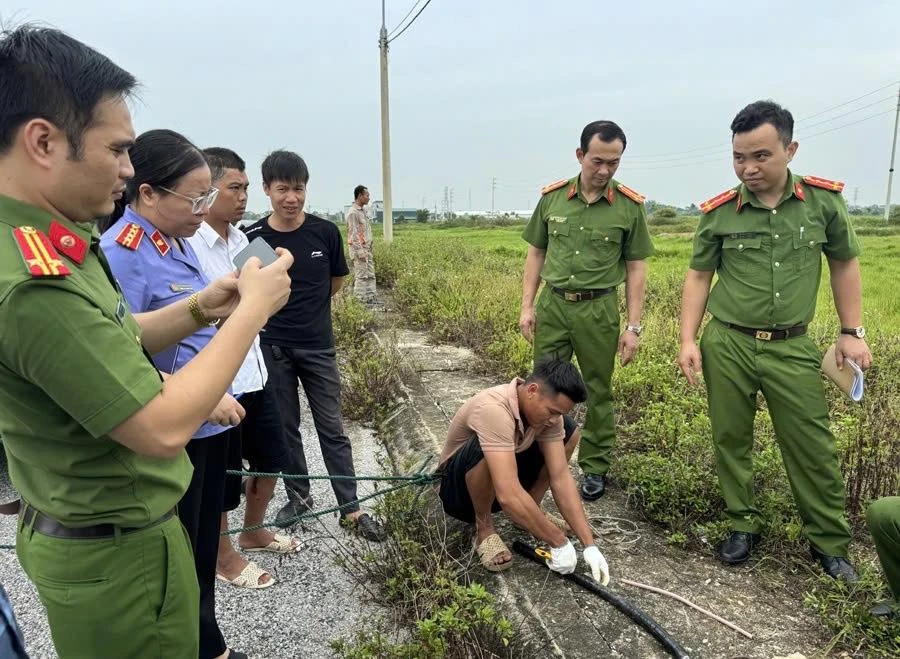 Lực lượng công an thực nghiệm điều tra tại hiện trường. (Ảnh: CATH)