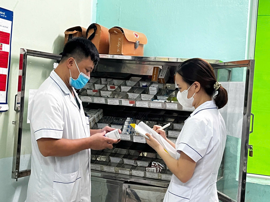Để ứng phó với bão số 3, Bệnh viện Nga Sơn sẵn sàng nhân lực, vật tư, thuốc, hóa chất phòng chống lụt bão, tìm kiếm cứu nạn. 1.jpg