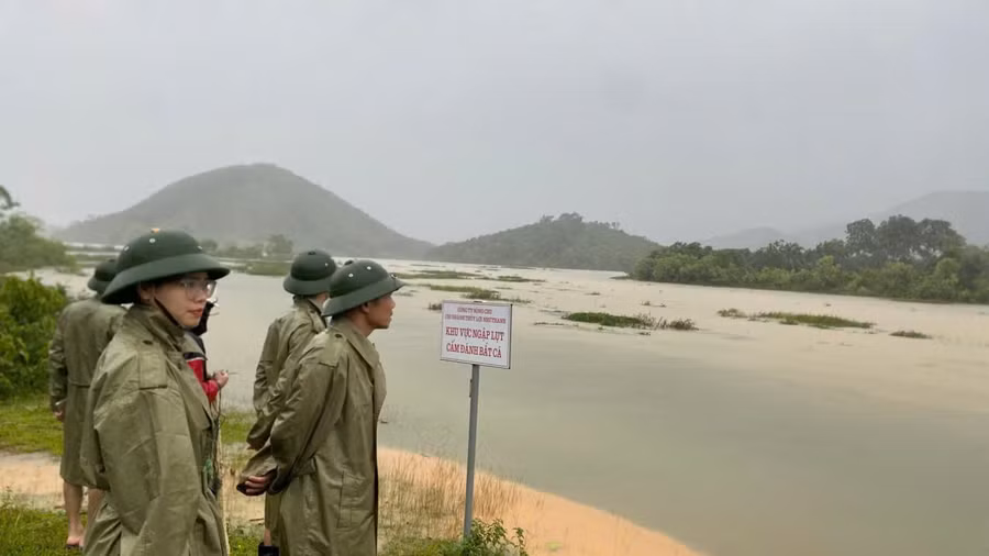 Lực lượng chức năng kiểm tra tình hình ngập úng trên địa bàn.