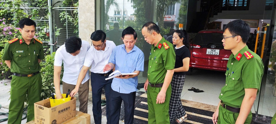 Cảnh sát khám xét nhà Vi "ngộ", thu giữ nhiều tài liệu.