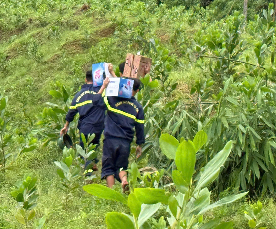 Lực lượng chức năng phải vượt 10km đường rừng để tiếp tế lương thực cho bà con đang bị cô lập. gen-h-z6950328182273-4d689a41354d0ad1aa32e094978a5171.jpg