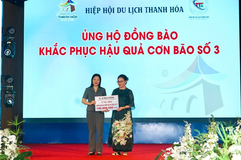 Đại diện doanh nghiệp ủng hộ đồng đồng bào khắc phục cơn bão số 3. 206d4184652t8469l1-hhdl.jpg