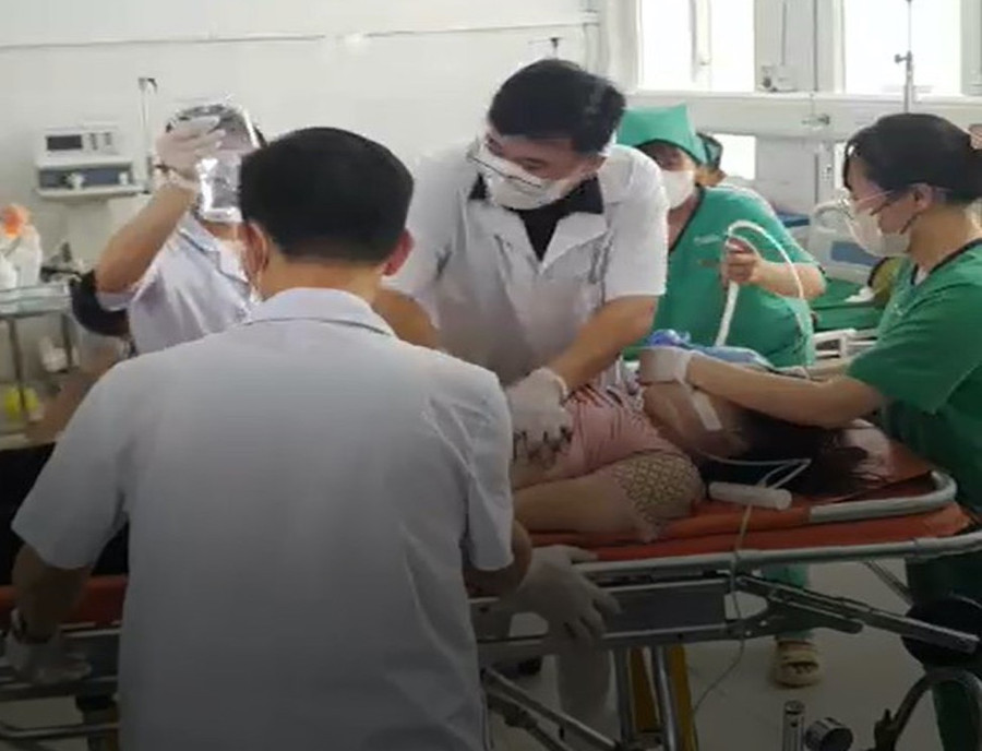 Bệnh nhân đang được cấp cứu trước khi chuyển tuyến. (Ảnh cắt từ clip) 