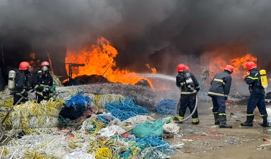 Lực lượng chức năng nỗ lực dập đám cháy.