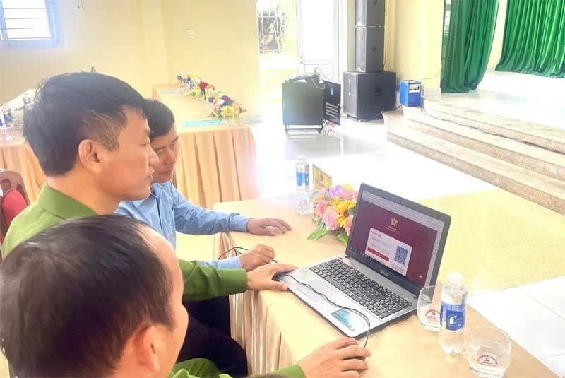 Người dân xã Trung Lý được công an xã hướng dẫn cài đặt VNeID. z7162772135824-b51b1af7ca133c240335bcc12cebcbb3.jpg