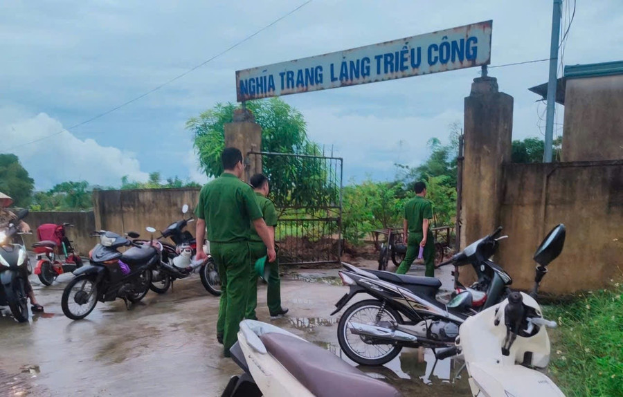 Công an đến hiện trường, nơi mộ bố chồng chị L. bị đào bới lấy đi hài cốt.