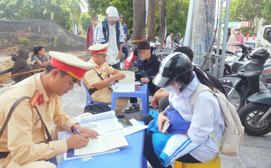 CSGT Thanh Hoá xử lý học sinh vi phạm.